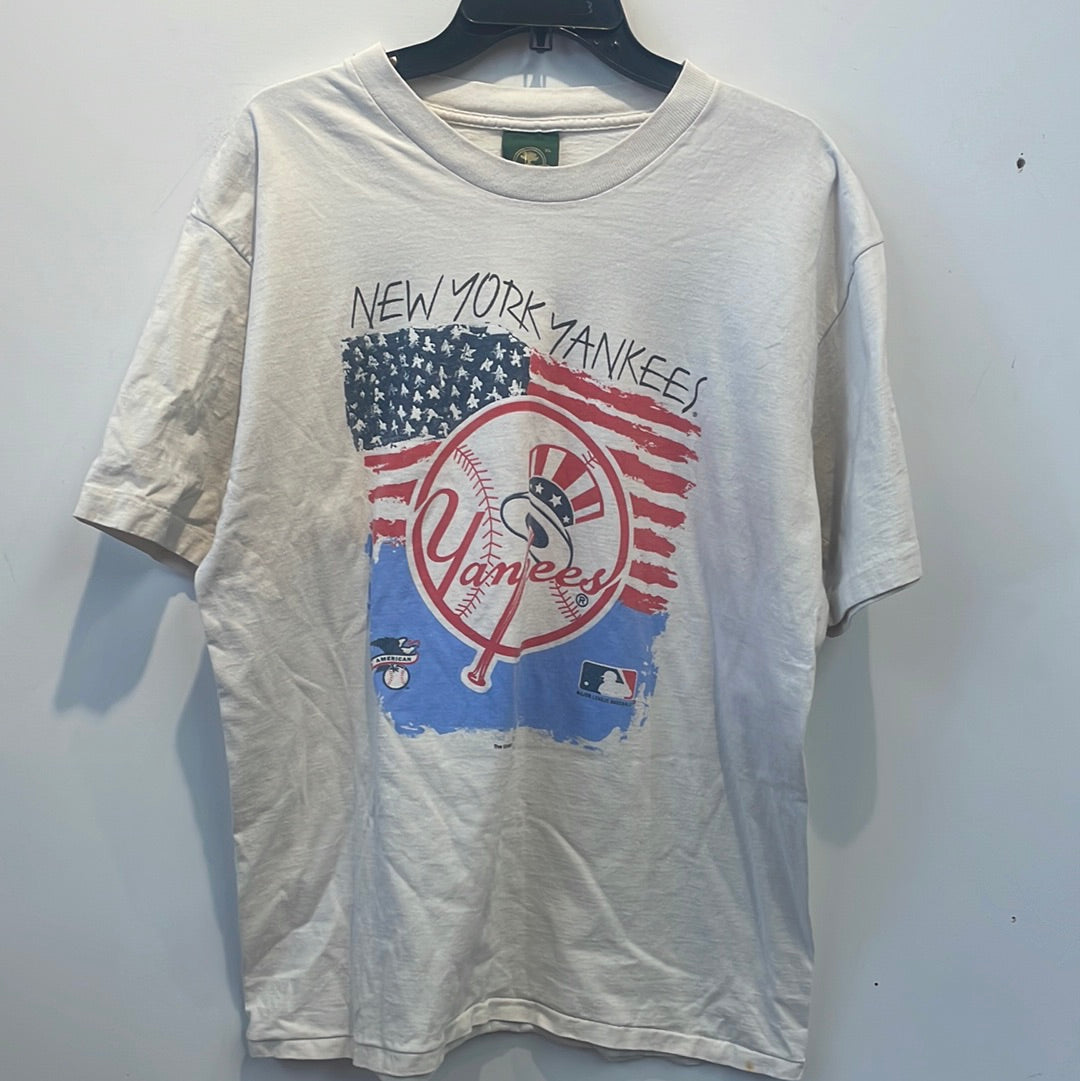 Vintage New York Yankees White/ Red/ Navy T Shirt (Size XL,Fits Smaller) —  Roots
