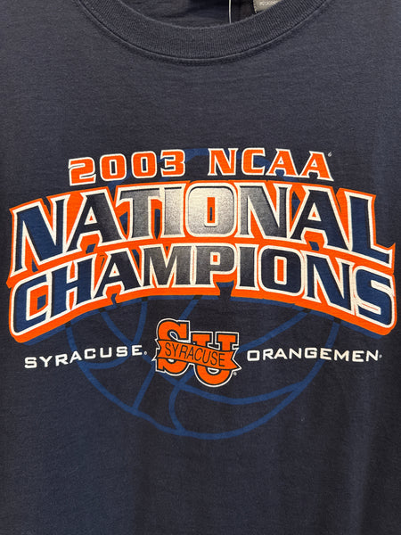 2003 NCAA National Champions Syracuse Orangemen Basketball SU Banner Logo S/S T-Shirt Navy XL TS635