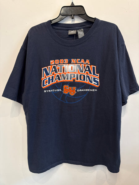 2003 NCAA National Champions Syracuse Orangemen Basketball SU Banner Logo S/S T-Shirt Navy XL TS635