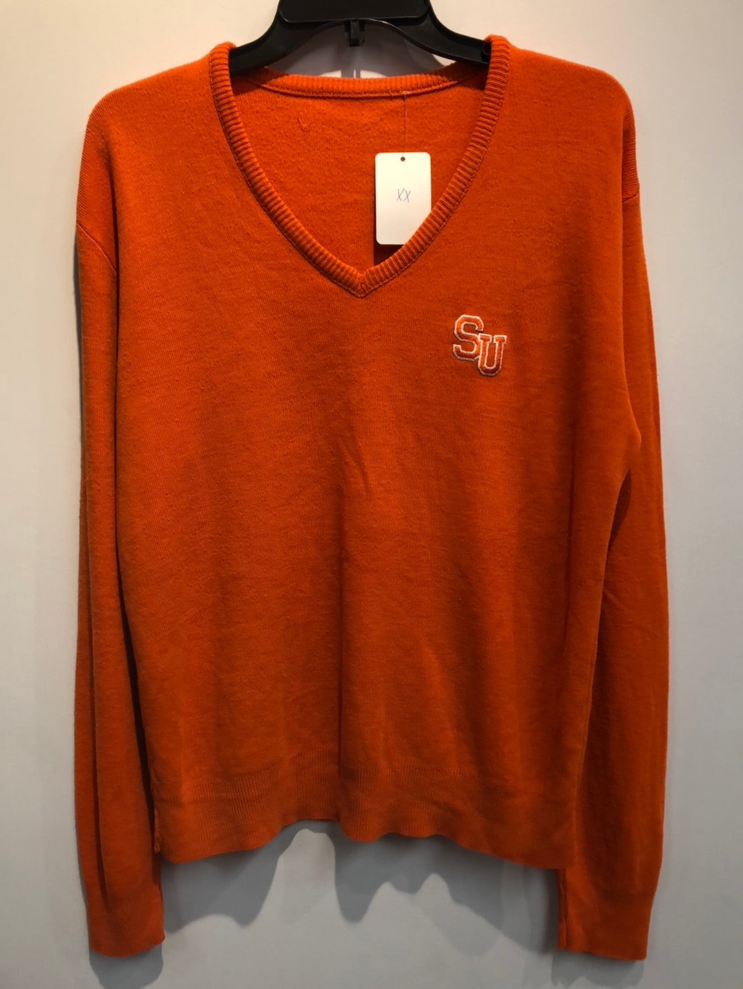 Men’s (orange) v neck sweater size m/L ss459